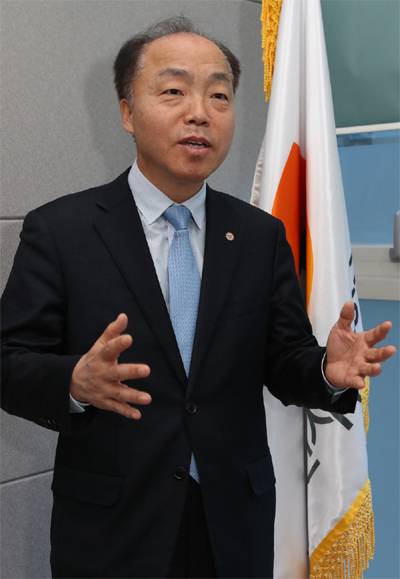 지난달 27일 조봉환 소상공인시장진흥공단(소진공) 이사장이 소진공 서울강원지역본부에서 매일경제와 인터뷰하며 소상공인 지원에 관한 소신에 대해 이야기하고 있다. [이승환 기자]