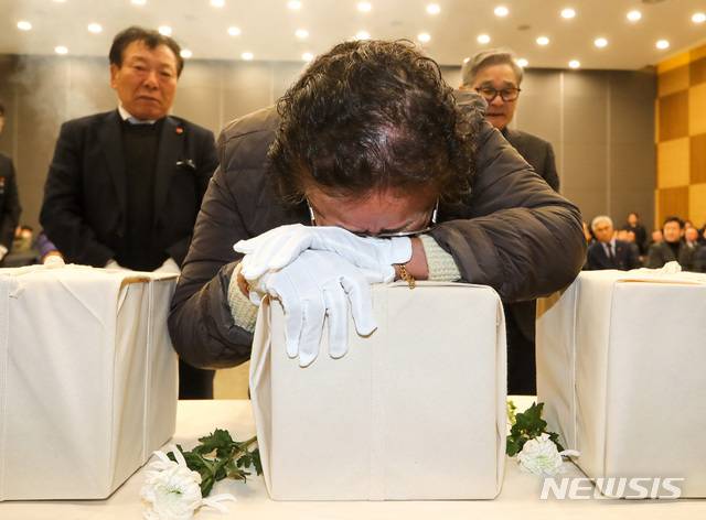 [제주=뉴시스]우장호 기자 = 제주 4·3 희생자 발굴 유해 신원확인 보고회가 열린 22일 오전 제주4·3평화공원 평화교육센터에서 70년 만에 가족의 유해 앞에 선 유족들이 오열하고 있다. 2020.01.22. woo1223@newsis.com