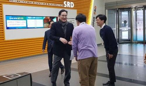 이재용 부회장, 화성사업장서 3나노 기술 논의 이재용 삼성전자 부회장은 지난 2일 경기 화성사업장 반도체연구소를 찾아 3나노 공정기술과 관련해 보고 받고 DS(디바이스솔루션) 부문 사장단과 차세대 반도체 전략을 논의했다. [삼성전자 제공. 재판매 및 DB 금지]