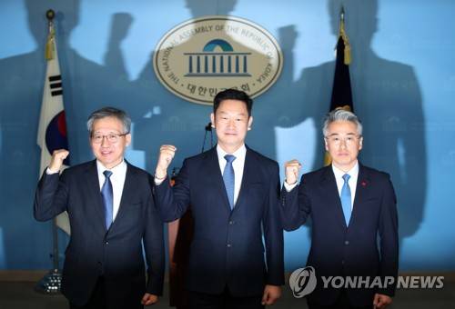 강태웅ㆍ곽상언ㆍ박종국, 더불어민주당 입당 기자회견 (서울=연합뉴스) 김인철 기자 = 22일 오전 국회 정론관에서 열린 더불어민주당 입당 기자회견에서 강태웅 전 서울시 행정1부시장(왼쪽부터), 고(故) 노무현 전 대통령의 사위인 곽상언 변호사, 박종국 전 머니투데이 더리더 편집장이 기념촬영을 하고 있다. 2020.1.22 yatoya@yna.co.kr