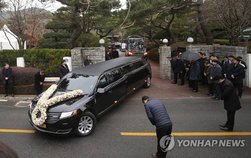 선영 향하는 고 신격호 회장 운구차 (울산=연합뉴스) 김용태 기자 = 22일 오후 울산시 울주군 삼동면 둔기리 롯데별장에서 고 신격호 롯데그룹 명예회장의 노제가 끝난 후 운구차가 선영으로 이동하고 있다. yongtae@yna.co.kr