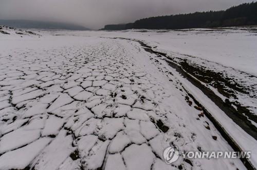 물 부족 사태로 바닥을 드러낸 불가리아 서부 스투데나 댐 내부 [AFP=연합뉴스]