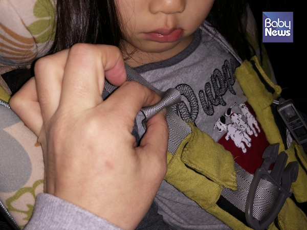 두 손가락으로 카시트의 안전벨트를 꼬집었을 때, 벨트가 잡히면 느슨한 것입니다. 벨트 웨빙이 손가락에 잡히지 않아야 안전한 것입니다 ⓒ전용완