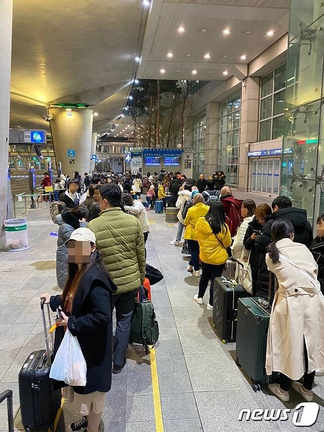 기다리다 지친 이들 가운데 쭈뼛쭈뼛하다, 직접 택시 합승할 사람을 찾는 이들도 볼 수 있었다.© 뉴스1