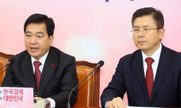 자유한국당 심재철 원내대표가 23일 국회에서 열린 최고위원회의에서 발언하고 있다. 오른쪽은 황교안 대표. 연합뉴스