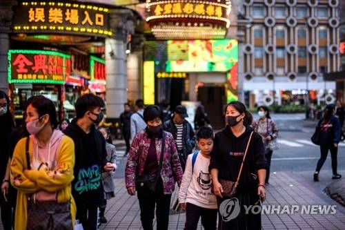 마스크 착용한 마카오 행인들 (마카오 AFP=연합뉴스) 마카오에서도 '우한 폐렴'(신종 코로나바이러스 감염증) 확진자가 발생한 것으로 알려진 22일 행인들이 마스크를 쓴 채 마카오 거리를 걸어가고 있다. leekm@yna.co.kr