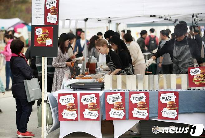 지난해 11월2일 오후 서울 마포구 문화비축기지에서 열린 제7회 비건 페스티벌에서 방문객들이 다채로운 비건 마켓을 둘러보고 있다./사진=뉴스1