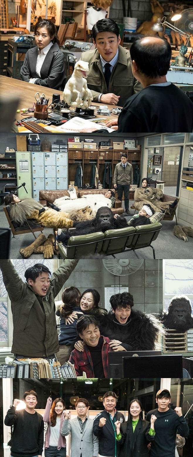 '해치지않아'는 망하기 일보 직전의 동물원 '동산파크'에 야심 차게 원장으로 부임하게 된 변호사 태수(안재홍 분)와 팔려 간 동물 대신 동물로 근무하게 된 직원들의 기상천외한 미션을 그렸다. 맨 아래 사진 왼쪽부터 안재홍, 강소라, 손재곤 감독, 박영규, 전여빈, 김성오 (사진=디씨지플러스, 어바웃필름 제공)