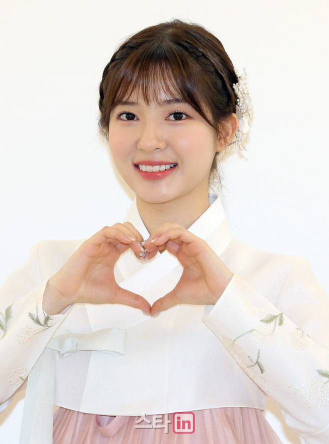 [이데일리 스타in 방인권 기자] 배우 조수민이  2020년 설을 맞아 한복을 입고 이데일리 독자들에게 새해 인사를 하고 있다.