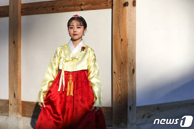 가수 HYNN(박혜원)이 21일 오후 서울 종로구 청진공원 앞에서 뉴스1과 인터뷰에 앞서 포즈를 취하고 있다.  © News1 성동훈 기자