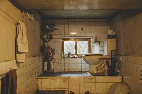 영화 '기생충' 속 기택(송강호)네 반지하집 화장실 세트. [사진 CJ엔터테인먼트]