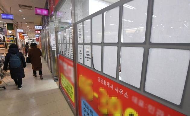 정부가 추가적인 고강도 부동산 대책을 내놓을 것이란 예측이 나오고 있는 가운데 서울 잠실의 한 아파트단지 상가 내 공인중개업소 매물 안내판이 텅 비어 있다. 한경DB