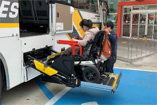 지난 14일 전주에서 서울로 가는 고속버스에 승차하고 있는 고명진씨./사진=고명진씨 제공