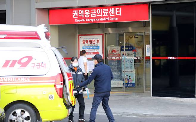 국내 세번째 우한폐렴 확진자가 발생한 26일 경기도 고양시 명지병원 권역응급의료센터.(사진=연합뉴스)