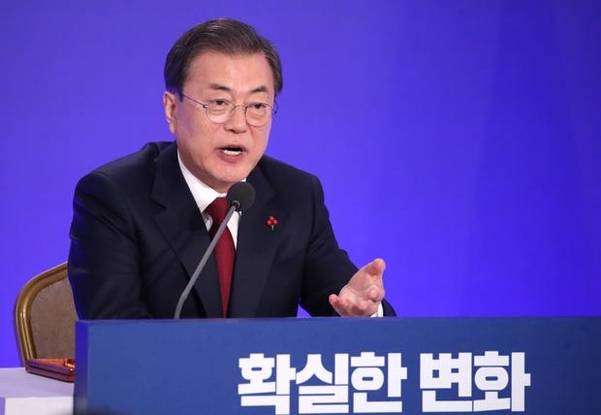 문재인 대통령이 지난 14일 오전 청와대 영빈관에서 열린 2020년 신년 기자회견에서 취재진 질문에 답하고 있다./연합뉴스