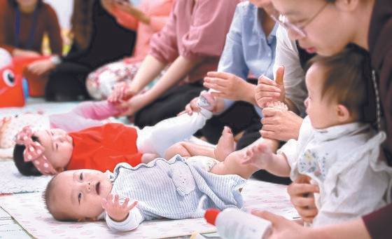지난해 10월 10일 임산부의 날을 맞아 서울 중구 서울시청 다목적홀에서 열린 '서울아기 건강 첫걸음 나눔터' 행사에서 엄마와 아이들이 베이비 마사지 프로그램에 참여하고 있다.[뉴스1]