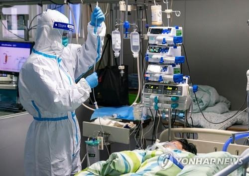 병원서 집중치료 받는 '우한 폐렴' 환자 (우한 신화=연합뉴스) 24일 중국 후베이성 우한의 한 병원 집중치료실에서 보호복을 입은 의료진이 신종 코로나바이러스 감염증(우한 폐렴) 환자를 치료하고 있다.       leekm@yna.co.kr  (끝)