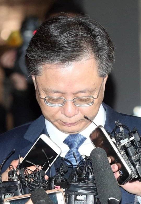 우병우 전 청와대 민정수석이 2017년 4월 서울중앙지검에 출석하던 모습. 특검을 포함해 세 번째 소환된 우 전 수석은 당시 박근혜 전 대통령과 관련한 취재진의 질문에