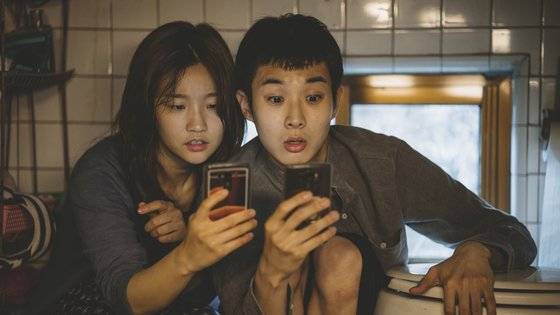 이재혁 작가가 고른 '기생충' 영화 스틸. 먼저 공개됐던 스틸과는 왼쪽부터 기정(박소담)과 기우(최우식) 남매의 표정이 다르다. [사진 이재혁]