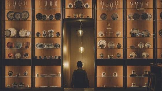 이재혁 작가가 고른 '기생충' 영화 스틸. 박사장네 내부에 마련된 여러 형태의 계단은 기택 가족이 집으로 향하던 내리막길과도 겹쳐진다. [사진 이재혁]