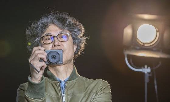 이재혁 작가가 평소 들고 다니는 작은 카메라를 꺼넸다. 찍어주는 일에 익숙하다보니, 외장하드에 자신의 사진 한 장 제대로 남아있지 않더라고 멋쩍은 듯 말했다. 권혁재 사진전문기자/20200117