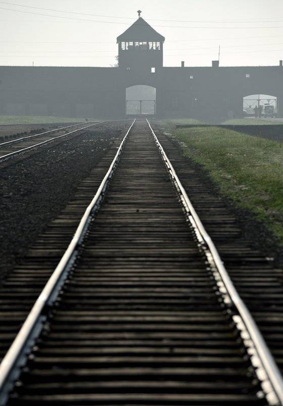 제2차 세계대전 중 130만 명이 수용돼 110만 명이 학살 당한 나치의 아우슈비츠(폴란드어 오시비엥침) 강제수용소의 정문. 기차를 타고 이곳에서 내린 사람들은 즉각 가스실로 가거나 강제노동을 하다 학대 당하는 운명 중에 하나에 처하게 됐다. 나치는 유대인뿐 아니라 소련군 포로, 슬라브족, 장애인, 집시, 동성애자, 정치적 반대자를 이곳에서 학살했다. 이곳은 20세기 역사에서 야만과 잔혹의 상징이 됐다. [EPA=연합뉴스]
