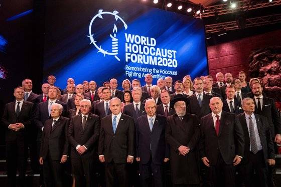 지난 23일 전 세계 47개국에서 온 국가정상과 대표들이 이스라엘 예루살렘의 야드 바셈 홀로코스트 추념관에서 열린 제5회 홀로코스트 포럼에 참석해 기념촬영을 하고 있다. [신화=연합뉴스]