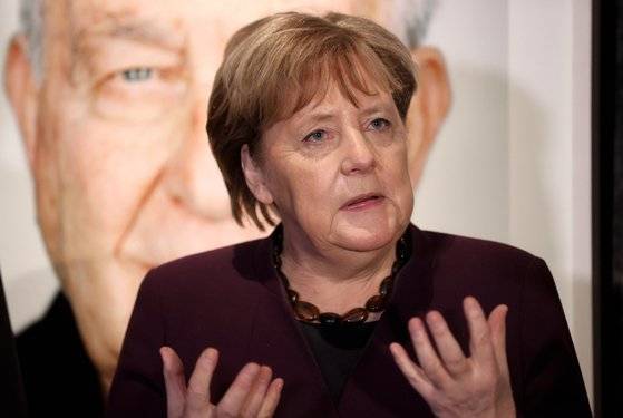 독일의 앙겔라 메르켈 총리가 21일 독일 서부 에센에서 열린 홀로코스 생존자 사진 전시히ㅗ에 참석해 발언하고 있다. 메르켈은 지난달 아유수비츠 수용소도 방문했다. [EPA=연합뉴스]