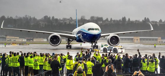 보잉 관계자들이 777X를 보고 환호하고 있다. [AP=연합뉴스]