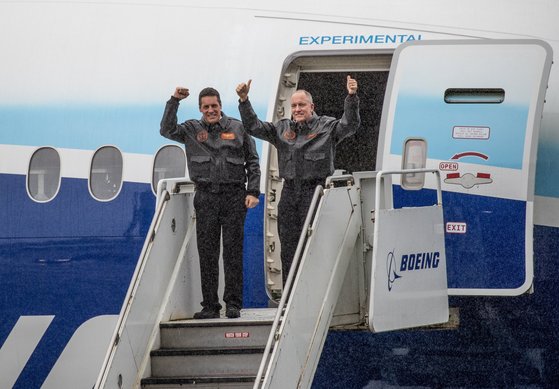 첫 시험비행에 나선 두 파일럿. 크랙 봄벤(왼쪽)과 벤 채니. [AP=연합뉴스]
