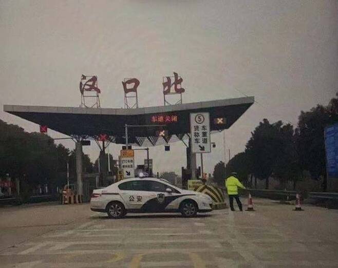 우한의 도심 한복판인 한커우 역으로 진입하는 길이 봉쇄된 모습. 이유리씨 제공