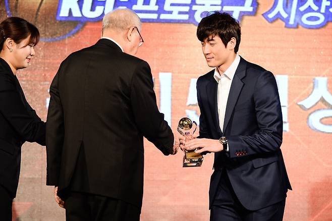 2014∼2015 프로농구 시상식에서 수비 5걸상을 받는 신명호. 케이비엘 제공