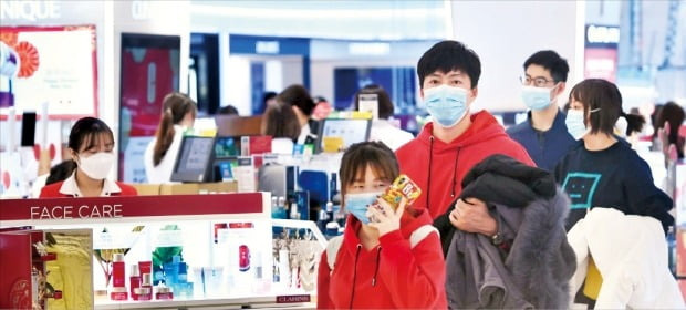 서울시가 신종 코로나바이러스 감염증(우한 폐렴) 대응 경계 단계를 발령한 28일 서울 시내 한 면세점에서 직원과 관광객들이 마스크를 착용하고 있다.   /김범준  기자  bjk07@hankyung.com