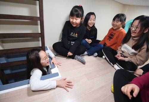 ‘비밀의 방’에 모인 아이들이 도란도란 이야기를 나누고 있다. 우리만의 공간을 갖고 싶다는 꿈은 현실이 됐다. 건보공단은 작은 공부방을 설계할 때부터 아이들의 바람을 먼저 듣는다. 획일적인 시설에서 벗어나 아이들의 맞춤형 공간이 되는 이유다.