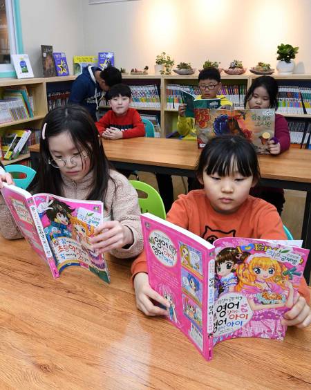아이들이 건보공단에서 기증한 책을 읽고 있다. 건보공단은 2년 간격으로 도서를, 4년 간격으로 시설 보수와 리모델링을 지원한다.