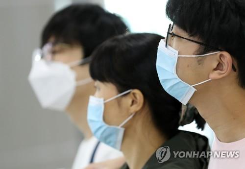 커져가는 신종코로나 공포 (부산=연합뉴스) 손형주 기자 = 신종 코로나바이러스 감염증인 '우한 폐렴' 공포가 확산하는 가운데 28일 오전 김해국제공항에서 공항 이용객들이 마스크를 쓰고 있다.