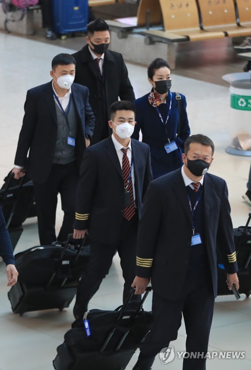마스크 착용한 승무원들 [연합뉴스 자료사진]