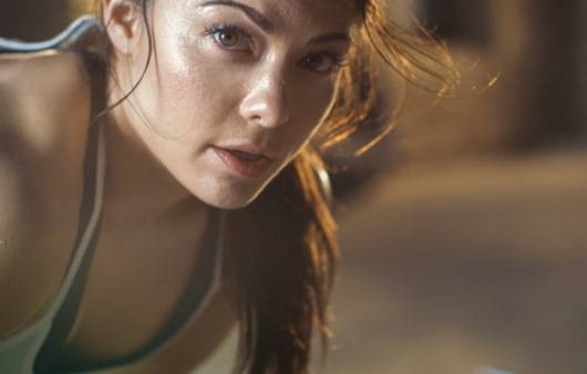 땀 흘리며 운동하는 여성