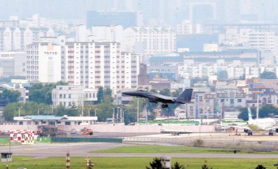 대구 동구 지저동에 위치한 대구공항 활주로에 전투기가 착륙을 위해 고도를 낮추고 있다. [뉴스1]
