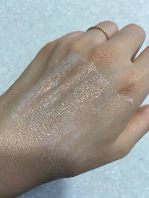 쉽게 펴 발리고 미끌거리지 않아요.