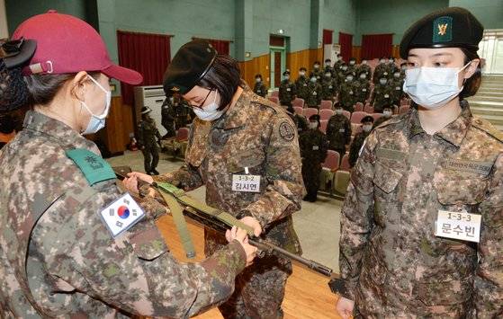 국군간호사관학교 후보생들이 29일 기초군사훈련 입소식에서 총기를 받고 있다. 프리랜서 김성태