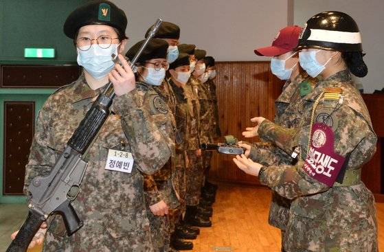 국군간호사관학교 후보생들이 29일 기초군사훈련 입소식에서 총기를 받고 있다. 프리랜서 김성태