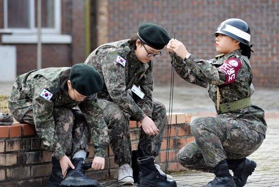29일 오후 대전 자운대 사관학교 백합관 강당에서 열렸다. 선배생도가 한 후보생의 전투화 끈을 묶어주고 있다. 프리랜서 김성태
