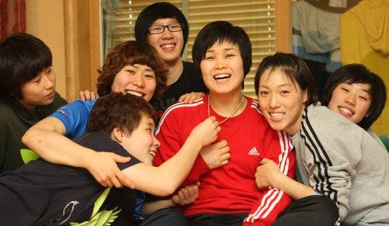 임오경 전 서울시청 핸드볼팀 감독이 지난 2009년 서울 방이동 선수단숙소에서 선수들과 함께 시간을 보내고 있다. [중앙포토]