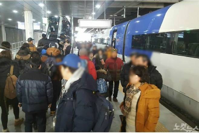 KTX틀 타고 강릉역에서 내리는 이용객들. (사진=자료사진)