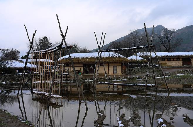 아산 외암민속마을은 예로부터 물이 풍부하여 마을 안까지 논농사를 지었다