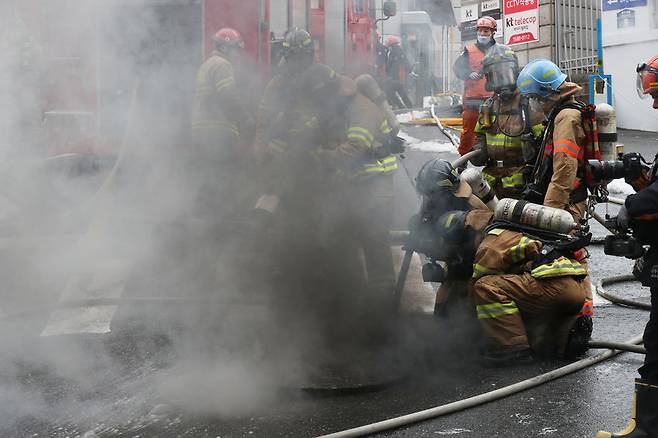지난해 서울 서대문구 충정로3가에 위치한 케이티(KT) 아현국사 통신구서 화재가 발생해 소방관들이 진화작업을 하고 있다. 백소아 기자 thanks@hani.co.kr