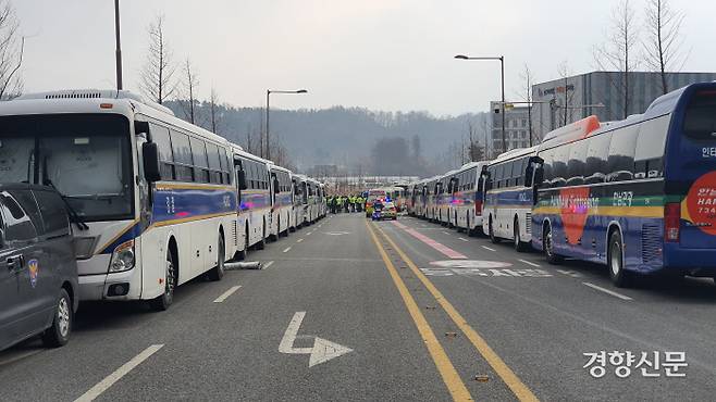 31일 오후 김포공항에서 우한 교민들을 태운 버스가 충북 진천군 덕산읍 공무원인재개발원으로 들어가고 있다. 이삭 기자