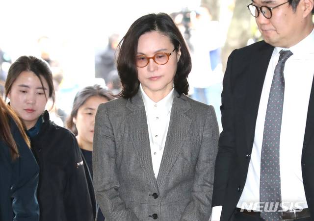 [서울=뉴시스] 전진환 기자 = 조국 전 법무부장관의 부인 정경심 동양대학교 교수가 지난해 10월23일 오전 서울 서초동 서울중앙지법에 자본시장법 위반(허위신고 및 미공개정보이용) 등 혐의 대한 영장실질심사를 받기 위해 출석하고 있다. 2019.10.23. amin2@newsis.com