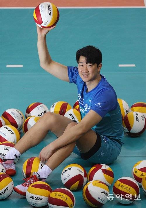 프로배구 우리카드의 레프트 나경복이 지난달 29일 인천 송림체육관에서 배구공을 들고 환하게 웃고 있다. 지난 시즌까지 경기력이 들쭉날쭉해 ‘나기복’으로 불렸던 그는 이번 시즌 4라운드까지 토종 선수 평균 득점 1위(16.9점)를 기록하며 꾸준히 좋은 활약을 펼치고 있다. 인천=김동주 기자 zoo@donga.com